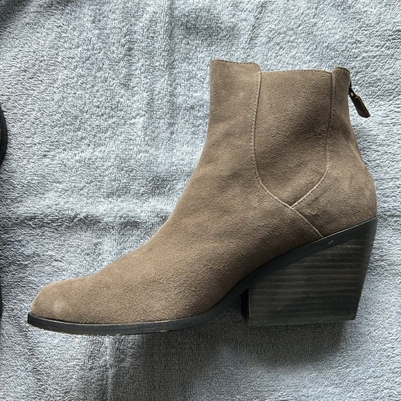 Eileen Fisher Peer Suede Ankle Bootie in Shadow Size 9 - Picture 5 of 17